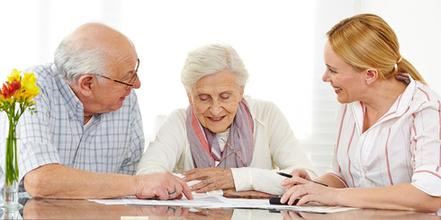 Senioren bei Finanzberatung lesen Vertrag