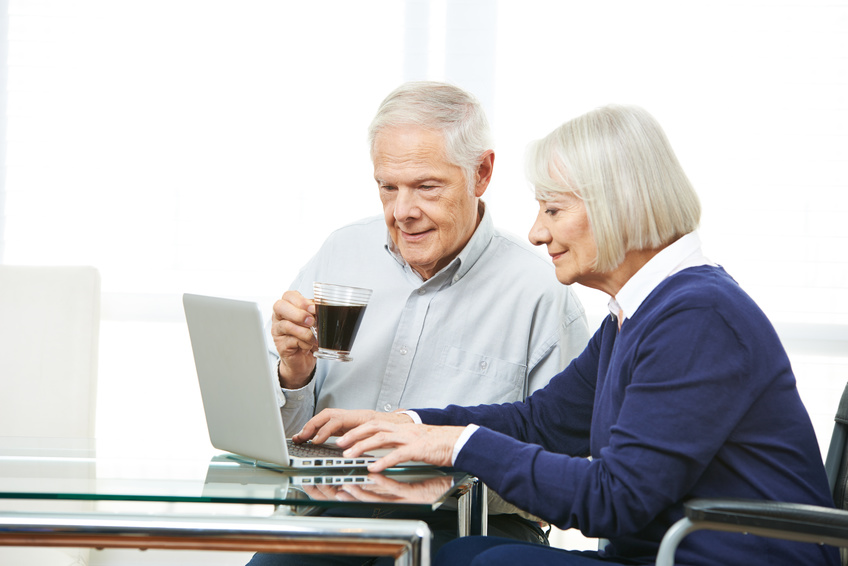 Senioren beim Online Shopping im Internet